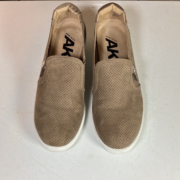 EUC Anne Klein 6.5 Women’s Taupe/Gray NISSA Casual Slip On Wedge - Picture 2 of 9